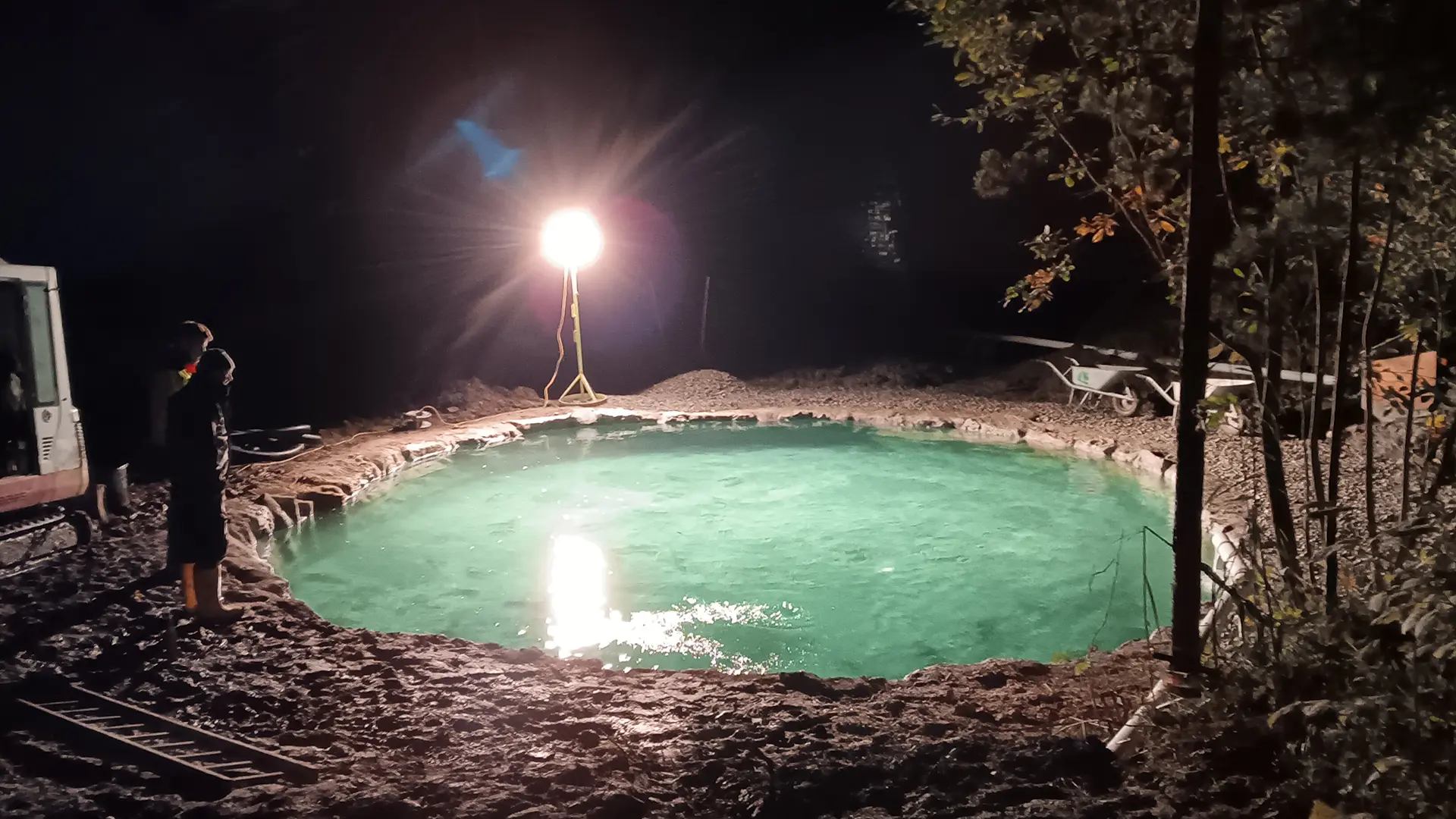Zufriedener Blick in das neu erbaute Fischbecken aus Naturstein